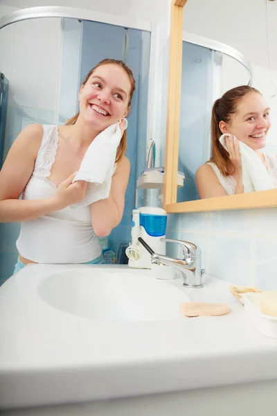 여자 화장실에 깨끗 한 물으로 그녀의 얼굴을 세척 — 스톡 사진