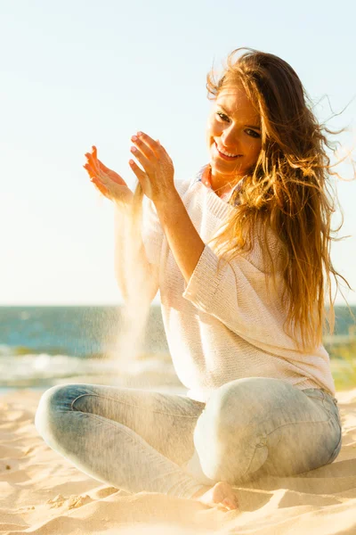Женщина веселится с песком — стоковое фото