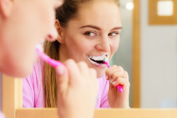 Mujer cepillarse los dientes. —  Fotos de Stock