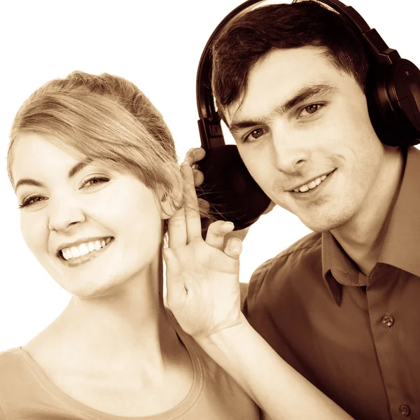 Pareja dos amigos con auriculares escuchando música — Foto de Stock