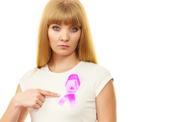 Donna triste ragazza wih rosa nastro cancro sul petto — Foto Stock