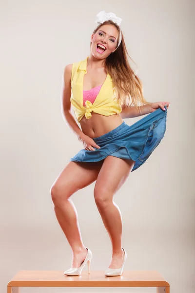 Mujer bailando en la mesa . — Foto de Stock