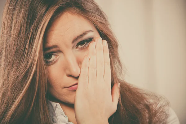 Triste mujer llorar sola y tocar la cara . — Foto de Stock