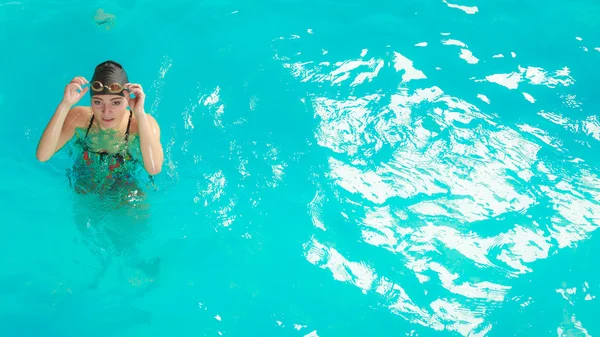 Atleta donna in acqua piscina. Sport . — Foto Stock