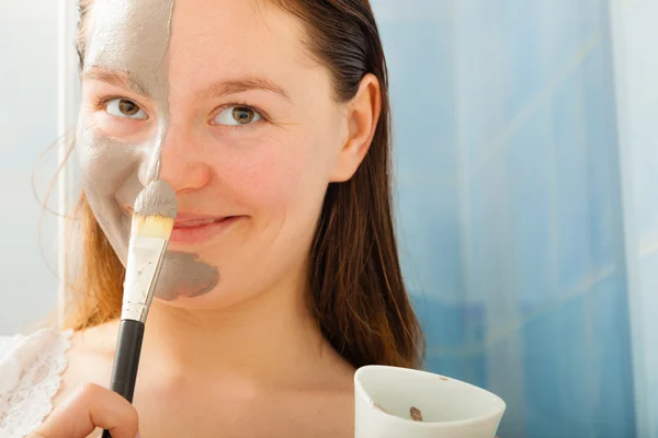 Mulher aplicando máscara facial de lama — Fotografia de Stock