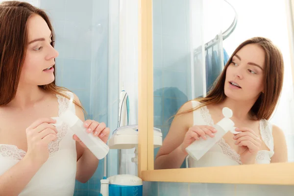 Mujer quitando maquillaje con algodón hisopo . — Foto de Stock