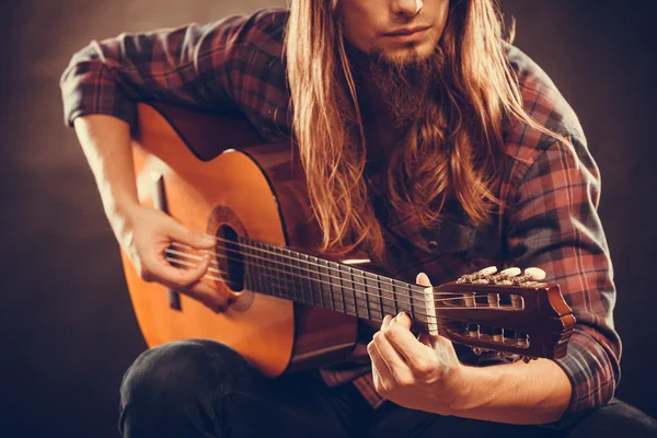 Jeune musicien pratiquant avec guitare . — Photo