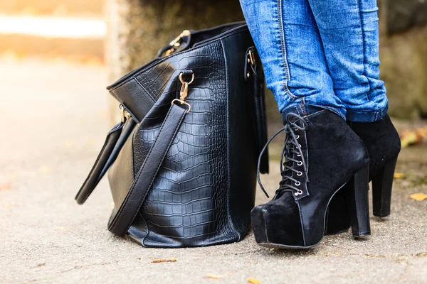 Pie femenino en zapatos negros elegantes . — Foto de Stock