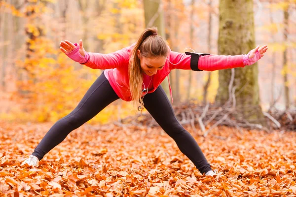 Ragazza dinamica che si estende nella foresta . — Foto Stock