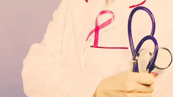 Cinta rosa con estetoscopio en uniforme médico . —  Fotos de Stock