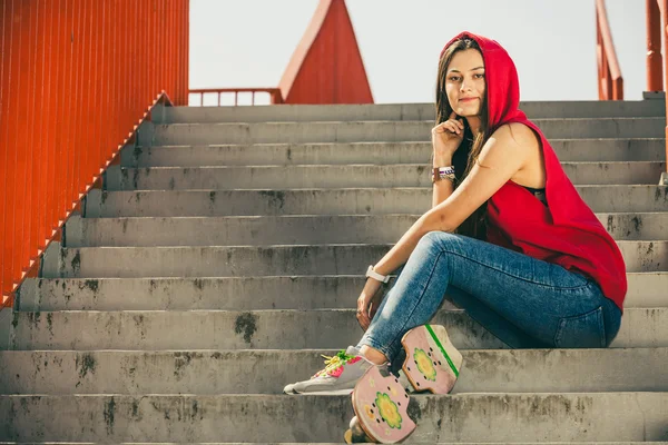 Skate girl on stairs with skateboard. — Stock Photo, Image