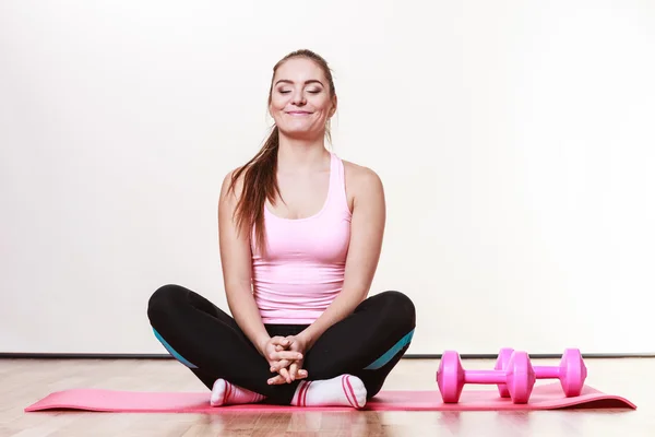 Mujer preparándose para levantar pesas — Foto de Stock