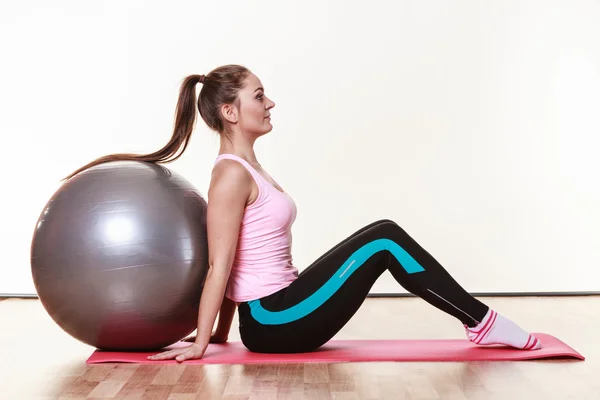 Feminino no ginásio com bola em forma — Fotografia de Stock