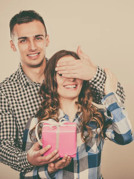 Happy romantic couple with gift — Stock Photo, Image