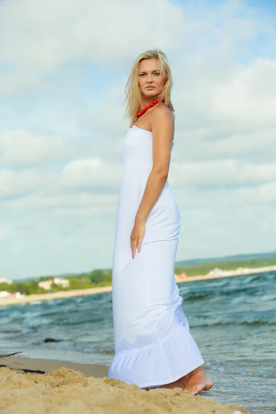 Jonge dame rusten op strand. — Stockfoto