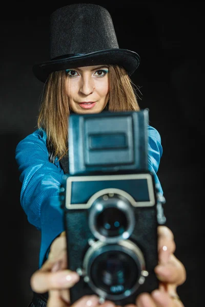 Sorridente ragazza con macchina fotografica — Foto Stock