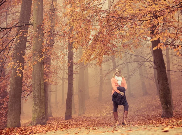 Mode femme blonde avec veste dans le parc d'automne . — Photo