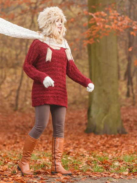 Mode vrouw in winderige val herfst park forest. — Stockfoto