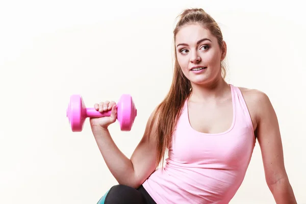 Sportieve meisje tillen gewichten. — Stockfoto