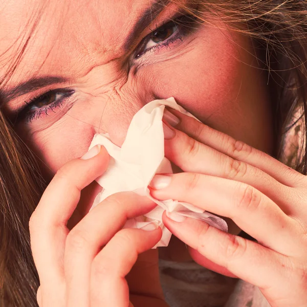 Sick woman girl with fever sneezing in tissue — Stock Photo, Image
