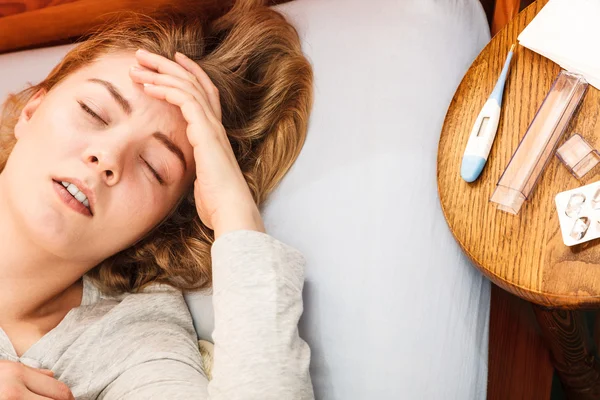 Mujer enferma que sufre de dolor de cabeza . — Foto de Stock