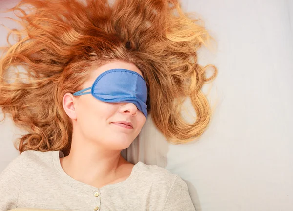 Donna addormentata che indossa la maschera del sonno bendata . — Foto Stock