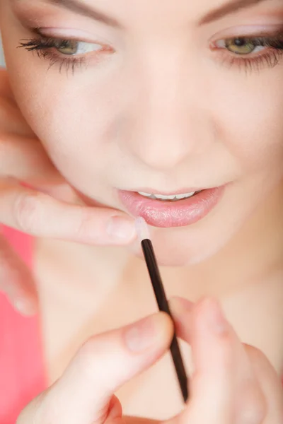 Mulher atraente a aplicar batom. Maquiagem. — Fotografia de Stock