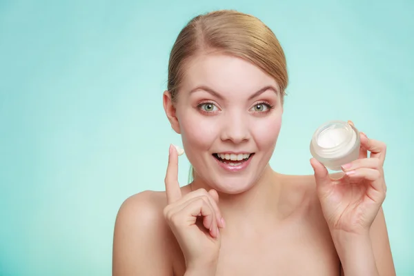 Mujer aplicando crema en su cara de piel. —  Fotos de Stock