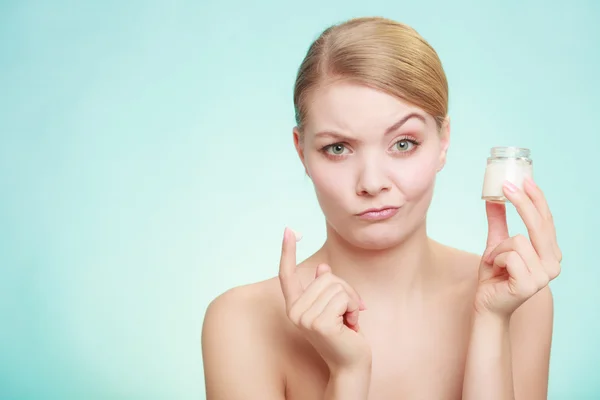 Vrouw aanbrengen crème op haar huid gezicht. — Stockfoto