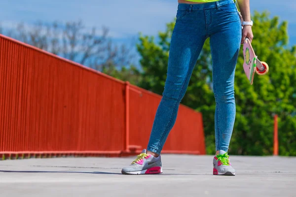 Tiener meisje skater paardrijden skateboard op straat. — Stockfoto