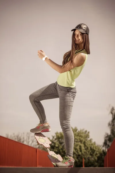 Tonåring flicka åkare ridning skateboard på gatan. — Stockfoto