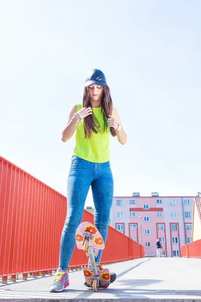 Tiener meisje skater paardrijden skateboard op straat. — Stockfoto