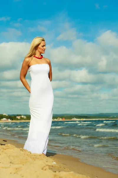 Vrouwelijke toeristische wandelen op strand. — Stockfoto