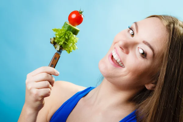 Mulher segurando legumes — Fotografia de Stock