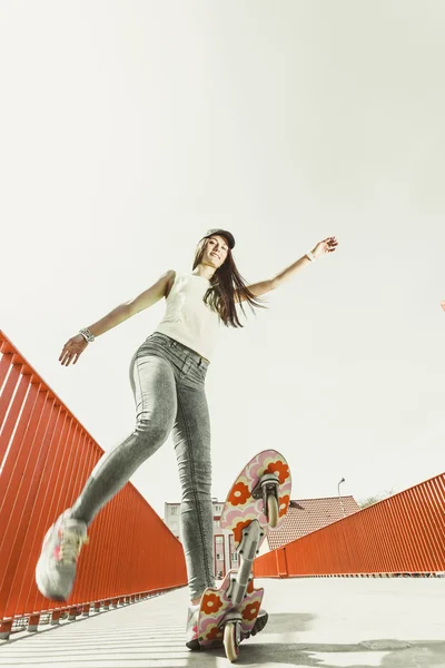 Adolescente menina skatista equitação skate na rua. — Fotografia de Stock