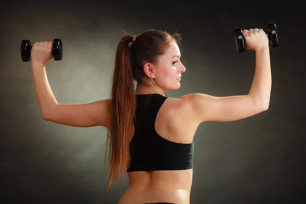 Fit vrouw oefenen met halters. — Stockfoto