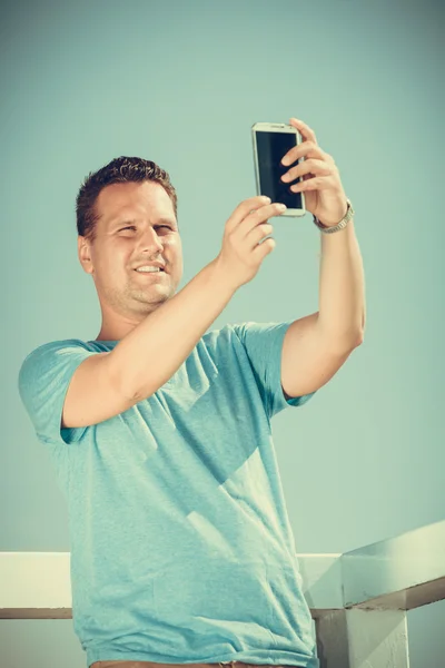Uomo turista sul molo scattare selfie con smartphone . — Foto Stock
