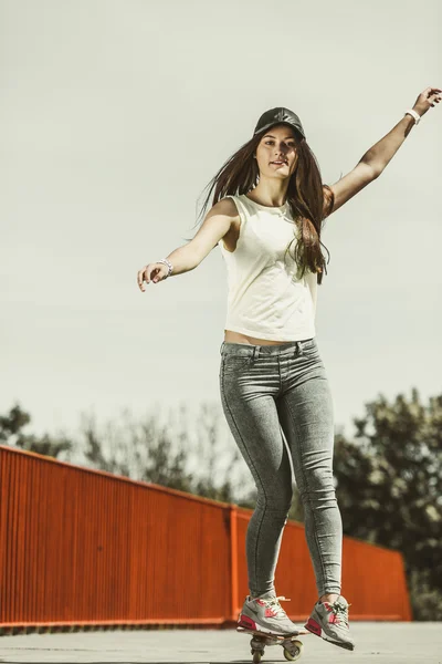 Chica adolescente skater montar monopatín en la calle. —  Fotos de Stock