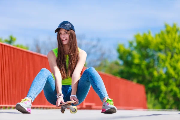 ストリートでスケートボードに乗って10代の女の子. — ストック写真