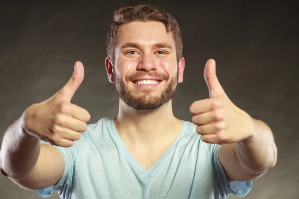 Schöner Mann Kerl gibt Daumen nach oben Geste. — Stockfoto