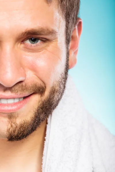 Hombre feliz con barba en la cara pelo . —  Fotos de Stock