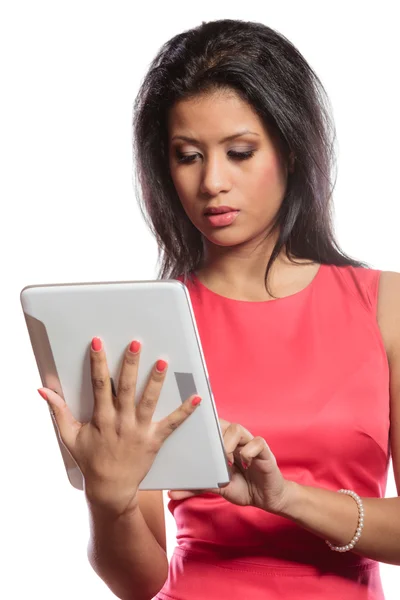 Femme utilisant une tablette d'ordinateur — Photo