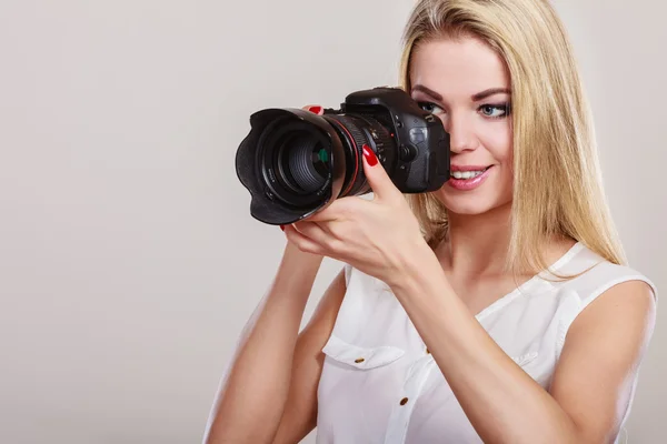 Schöne Frau mit Kamera. — Stockfoto