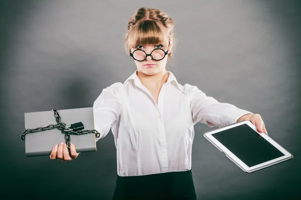 Mulher com documento e tablet. Armazenamento digital . — Fotografia de Stock