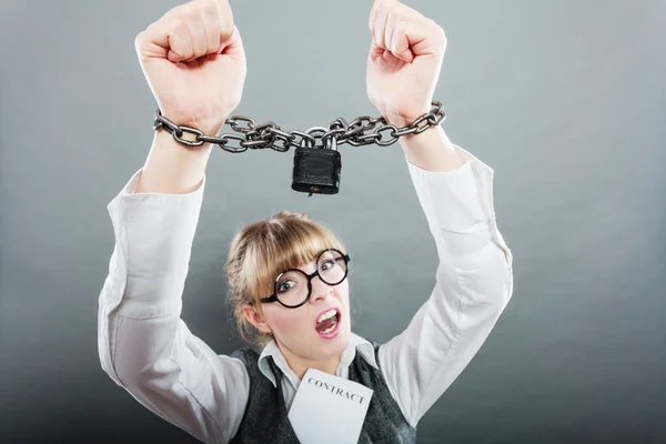 Zakelijke vrouw met geketende handen — Stockfoto