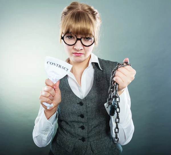 Businesswoman woman ending breaking contract. — Stockfoto