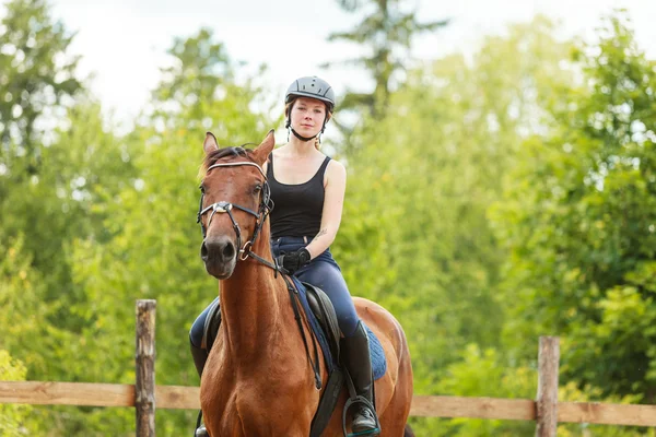 Žena žokej školení jezdecké koně. Sportovní činnost — Stock fotografie