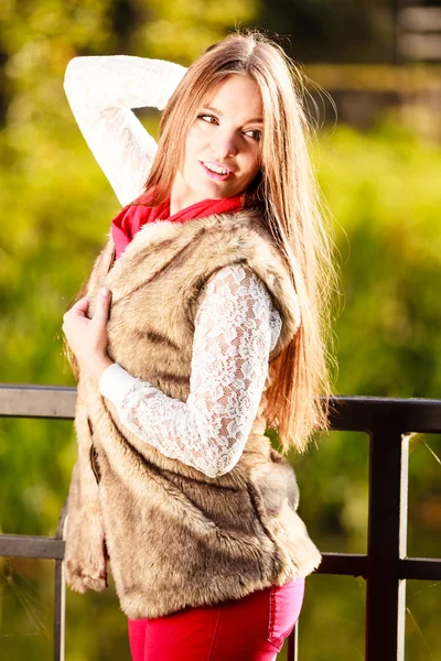 Femme marchant dans le parc automnal — Photo