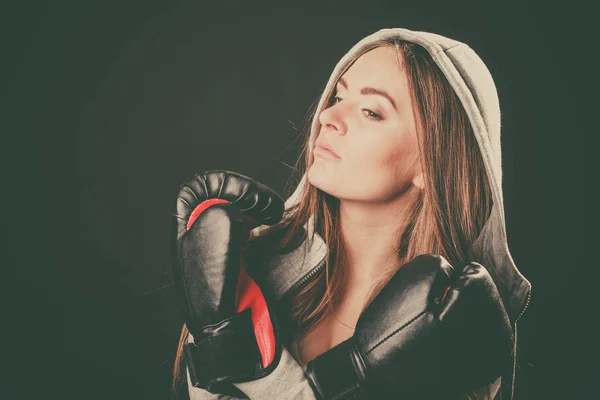 Žena nosí Boxerské rukavice — Stock fotografie