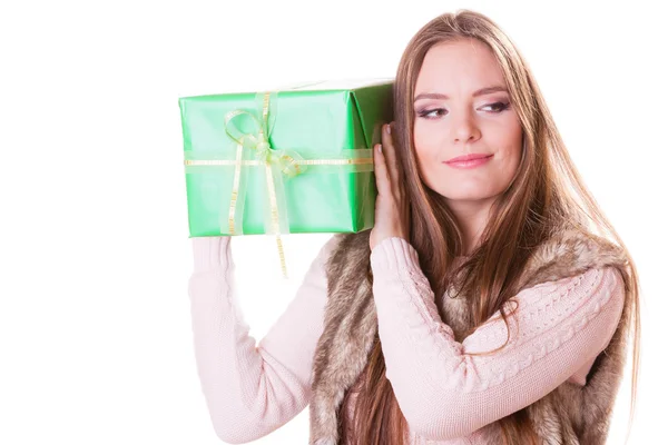 Woman holding grön låda — Stockfoto